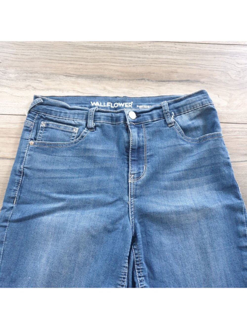 Wallflower Womens Irresistible High Rise Cuffed Denim Bermuda Shorts Size 11 - Picture 2 of 9
